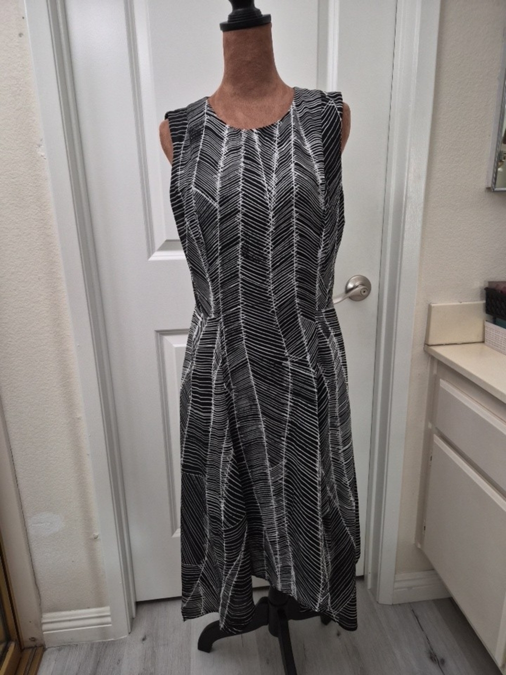 Dkny Black & White Chevron-Stripe Midi Dress